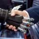 שיווק דיגיטלי למתחילים - יד אנושית לוחצת יד של רובוט