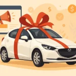 איור דיגיטלי שטוח של מאזדה 2 לבנה עטופה בסרט מתנה אדום עם פפיון גדול על הגג. ברקע מופיע מסך מחשב עם אייקון מגפון, שטרות כסף ודולרים מרחפים, עצים עלים וסמלים של סימני דולר — כולם באווירה צבעונית חמה ומזמינה, הממחישה הצלחה שיווקית.